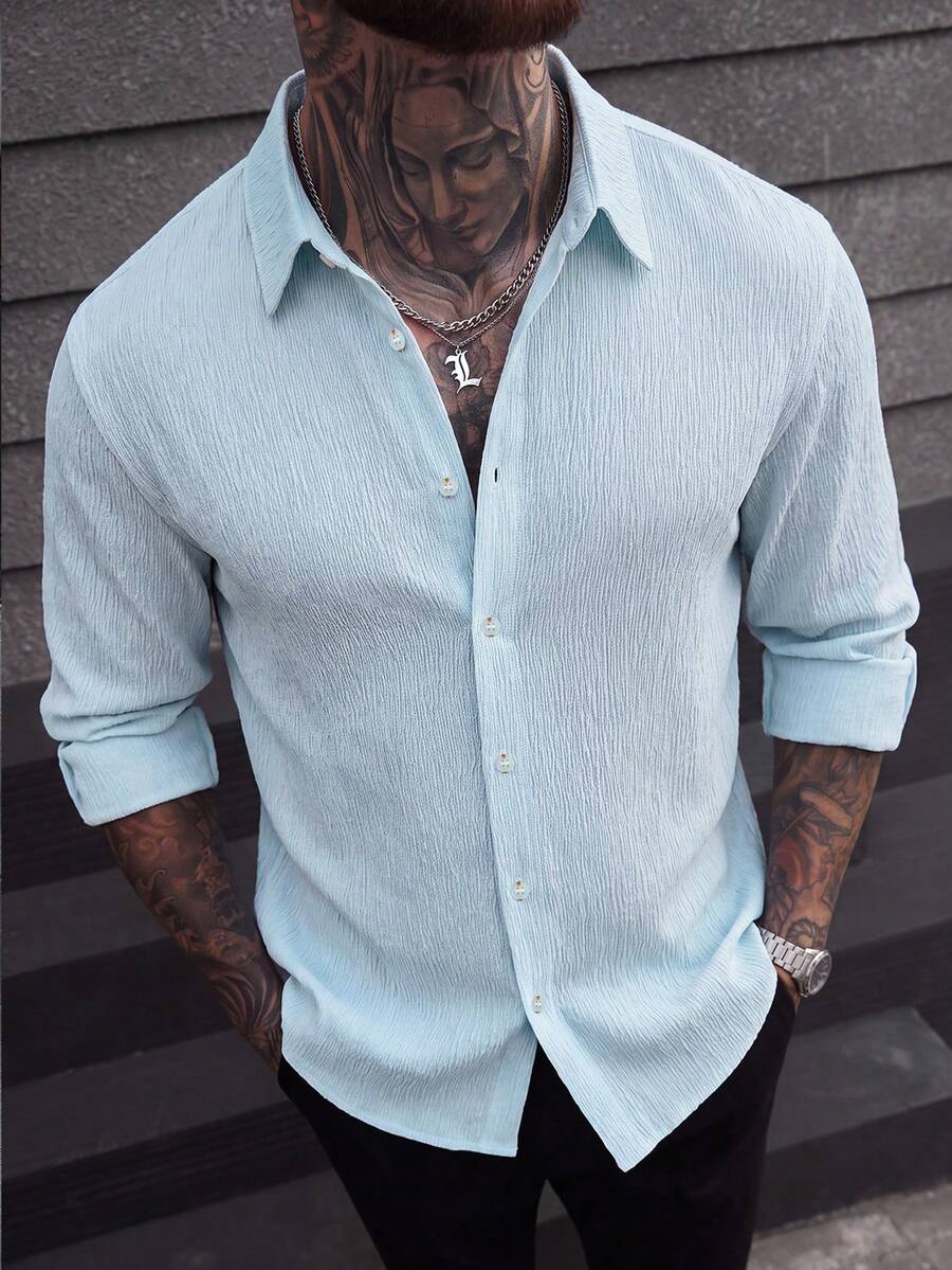 Manfinity CasualCool Kemeja Pria Lengan Panjang Bergaris Biru dengan Kancing Depan, Kain Bertekstur Gelembung, Potongan Slim Fit dan Desain Bahu Jatuh, Cocok untuk Kerja Sehari-hari, Liburan, dan Streetwear. - Biru - View 1