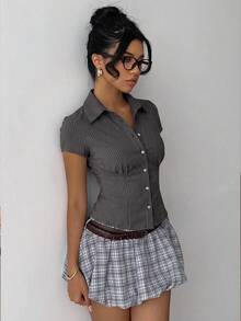 Aloruh 女款優雅日常極簡百搭短袖收腰百褶襯衫，黑灰條紋上衣，女款秋季服飾，秋季穿搭，女款通勤穿搭，百搭上衣，外出穿搭，機場穿搭 - 白色 - 查看 7