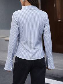 SHEIN LUNE 藍白條紋印花V領鈕扣收腰女式襯衫，適合秋冬教師節辦公室商務穿著 - 彩色 - 查看 2