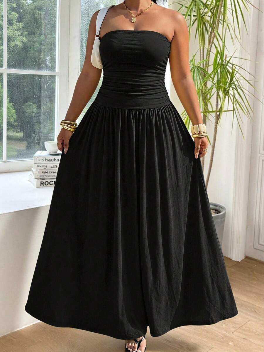 SHEIN EZwear فستان أنيق بدون حمالات مطوي بلون موحد للنساء ذوات الأحجام الكبيرة - الأسود - مشاهدة 1