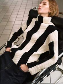 MOTF PREMIUM SWEATER GARIS-GARIS WARNA KONTRAST DENGAN LEHER TINGGI DAN BAHU JATUH - Hitam dan Putih - View 1