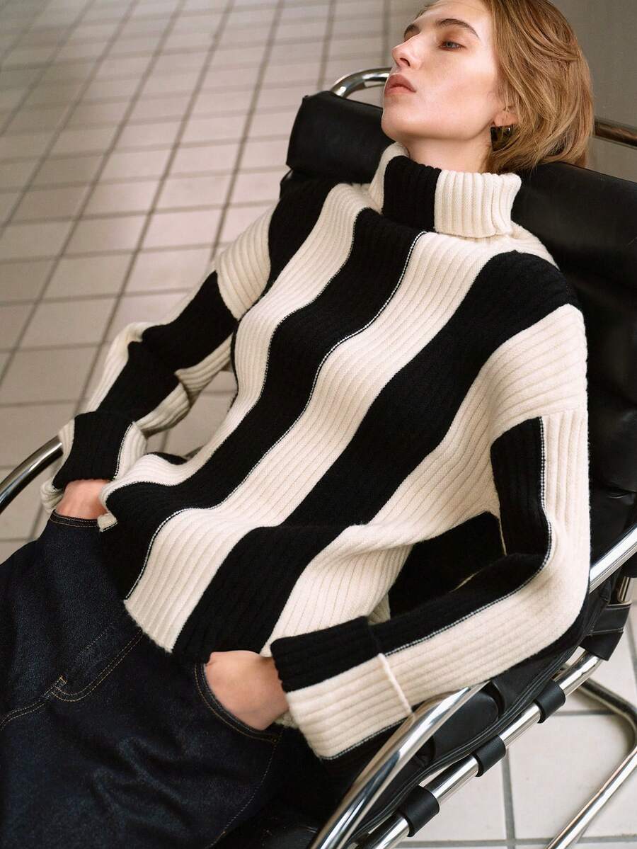 MOTF PREMIUM SWEATER GARIS-GARIS WARNA KONTRAST DENGAN LEHER TINGGI DAN BAHU JATUH - Hitam dan Putih - View 1
