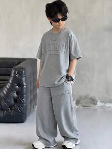 SHEIN 兒童青少年男童休閒學院風大字母壓紋圓領短袖T恤長褲2件套，適合通勤、上學、日常休閒出遊、運動，春夏季適用 - 灰色 - 查看 7