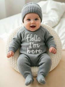 SHEIN 2件組 Hello I'm Here 趣味圖案刺繡新生兒攝影套裝 針織海軍藍連身褲連帽衣 嬰兒拍照道具 秋季款 - 灰色 - 查看 4