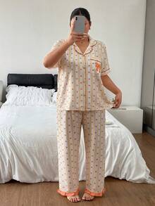 Napfluff CURVE Napfluff CURVE طقم بيجامة مخطط بياقة قلب حلو، ديكور جيب فيونكة لطيف & بنطلون بحافة مكشكشة، طقم من قطعتين - أصفر - مشاهدة 5