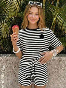 SHEIN 儿童及青少年女孩两件套运动套装，黑白条纹针织纹理休闲运动宽松复古圆领短袖T恤和印花短裤，适合夏季街头运动。 - 黑與白 - 查看 3