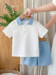 SHEIN Vintaside Kids 男嬰夏季翻領短袖簡約休閒上衣搭配百搭時尚白色短褲套裝，適合外出、日常休閒穿著、公園散步、旅行與度假 - 淺藍色 - 查看 3