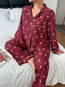 Napfluff CURVE Napfluff CURVE طقم ملابس منزلية من قطعتين بمقاس كبير، أكمام طويلة، بطبعة رجل الزنجبيل اللطيف بنمط عيد الميلاد، مربعات حمراء وسوداء - الأحمر - مشاهدة 3