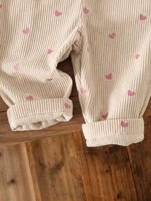 SHEIN Vintaside Kids 女嬰燈芯絨吊帶褲套裝，加厚保暖愛心刺繡吊帶褲 + 保暖磨毛針織內搭，2件套，新款可愛女嬰服飾 - 杏色 - 查看 4