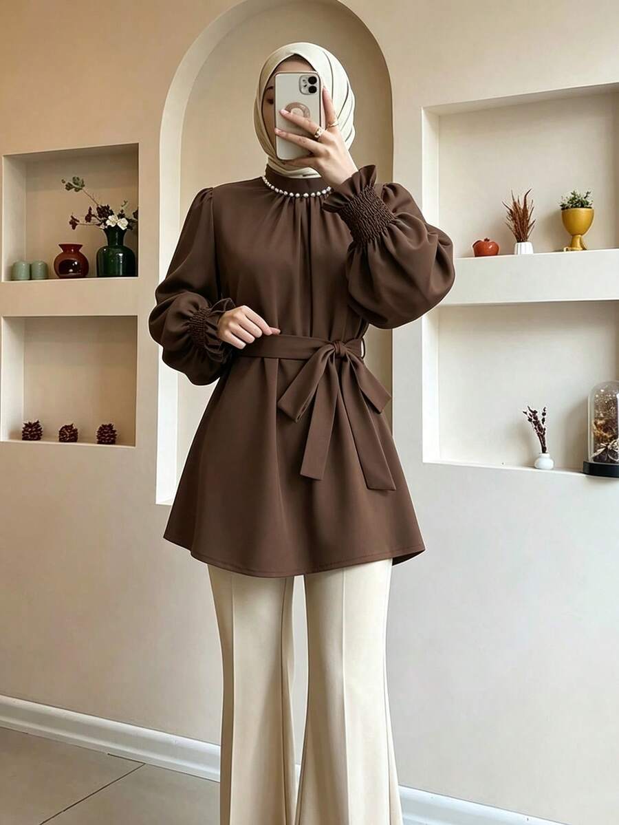 Celisse Blus Vintage Wanita dengan Hiasan Mutiara Imitasi dan Manset Berkerut Elastis - Coklat - View 1