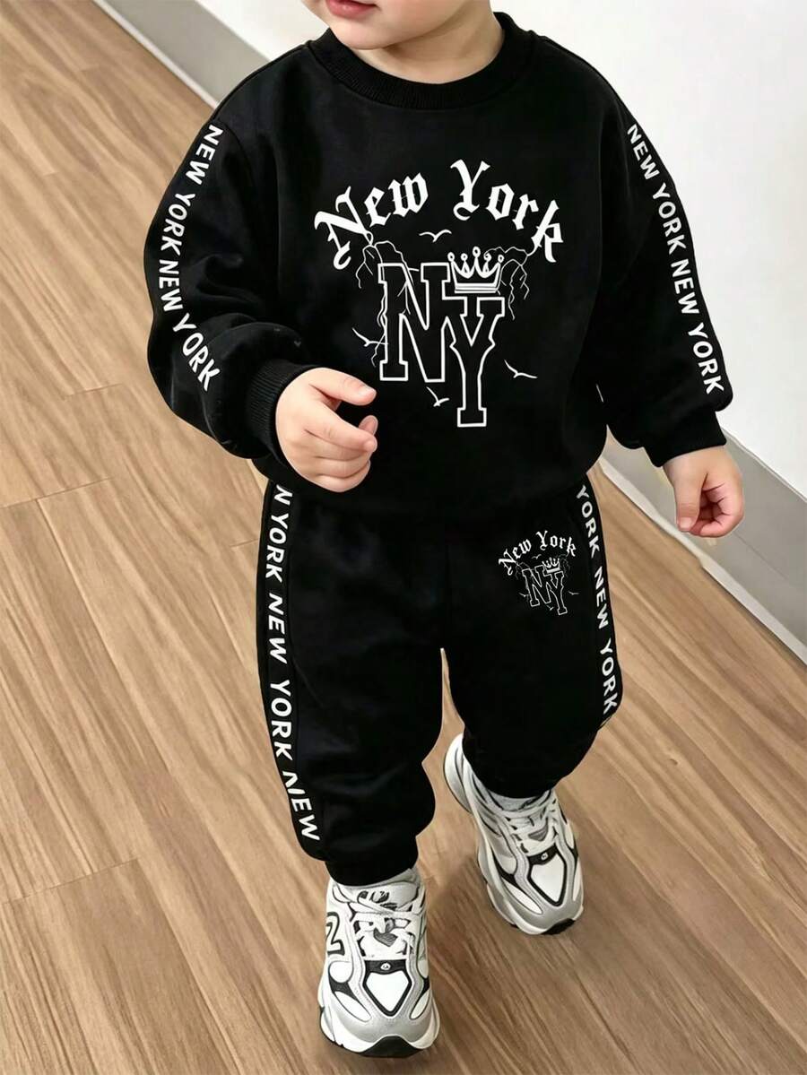 Genkimix Kids 2件組小男孩休閒運動學院街頭風酷炫紐約圖案字母條紋衛衣+長褲套裝，適合日常穿著、上學、旅行、運動，春秋兩季，為男孩提供多種穿搭選擇，增加服裝組合多樣性，設計簡約優雅，舒適時尚