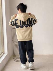 SHEIN 兒童青少年男孩休閒韓風寬鬆版型大字母圖案長袖連帽衛衣與鬆緊腰長褲套裝，適合秋冬，戶外玩耍、上學、街頭穿搭、派對與居家休閒，刷毛加厚內裡 - 卡其色 - 查看 3