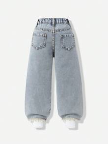 Denimly 青少女拼接刺繡破洞牛仔直筒褲，休閒時尚舒適校園穿搭推薦！淺洗藍舒適面料，膝蓋與腿部多處不對稱破洞設計，破洞處巧妙裝飾拼接刺繡工藝，展現個性與創意，高腰彈性腰頭，穿脫方便，直筒褲型修飾身形比例 - 淺色水洗藍 - 查看 2