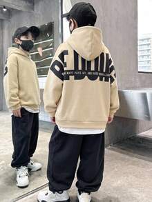 SHEIN 兒童青少年男孩休閒韓風寬鬆版型大字母圖案長袖連帽衛衣與鬆緊腰長褲套裝，適合秋冬，戶外玩耍、上學、街頭穿搭、派對與居家休閒，刷毛加厚內裡 - 卡其色 - 查看 1