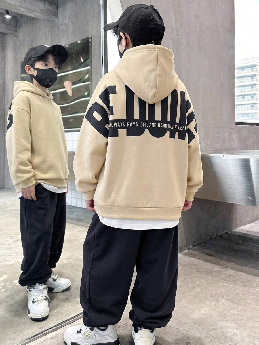 SHEIN 兒童青少年男孩休閒韓風寬鬆版型大字母圖案長袖連帽衛衣與鬆緊腰長褲套裝,適合秋冬,戶外玩耍、上學、街頭穿搭、派對與居家休閒,刷毛加厚內裡 - 卡其色 - 查看 1