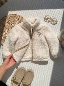 SHEIN 男嬰可愛秋冬百搭毛茸茸杏色刺繡圖案立領夾克，搖粒絨夾克，嬰兒夾克，秋冬夾克，厚款夾克，白色夾克 - 彩色 - 查看 1