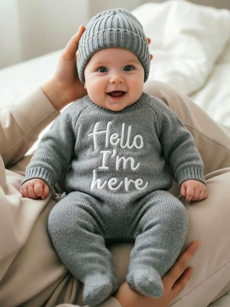 SHEIN 2件組 Hello I'm Here 趣味圖案刺繡新生兒攝影套裝 針織海軍藍連身褲連帽衣 嬰兒拍照道具 秋季款 - 灰色 - 查看 1