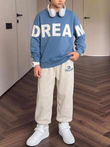 SHEIN 2件組大童男孩時尚運動衫與梭織長褲套裝，胸前字母印花，街頭風賽車街頭穿搭，秋季校園款，藍色米色 - 藍色 - 查看 3