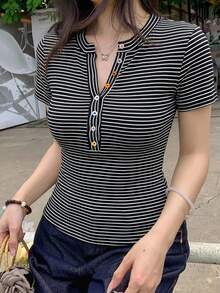 DAZY 夏季V領黑白條紋修身顯瘦甜美約會休閒通勤街頭女款短袖T恤 - 黑與白 - 查看 1