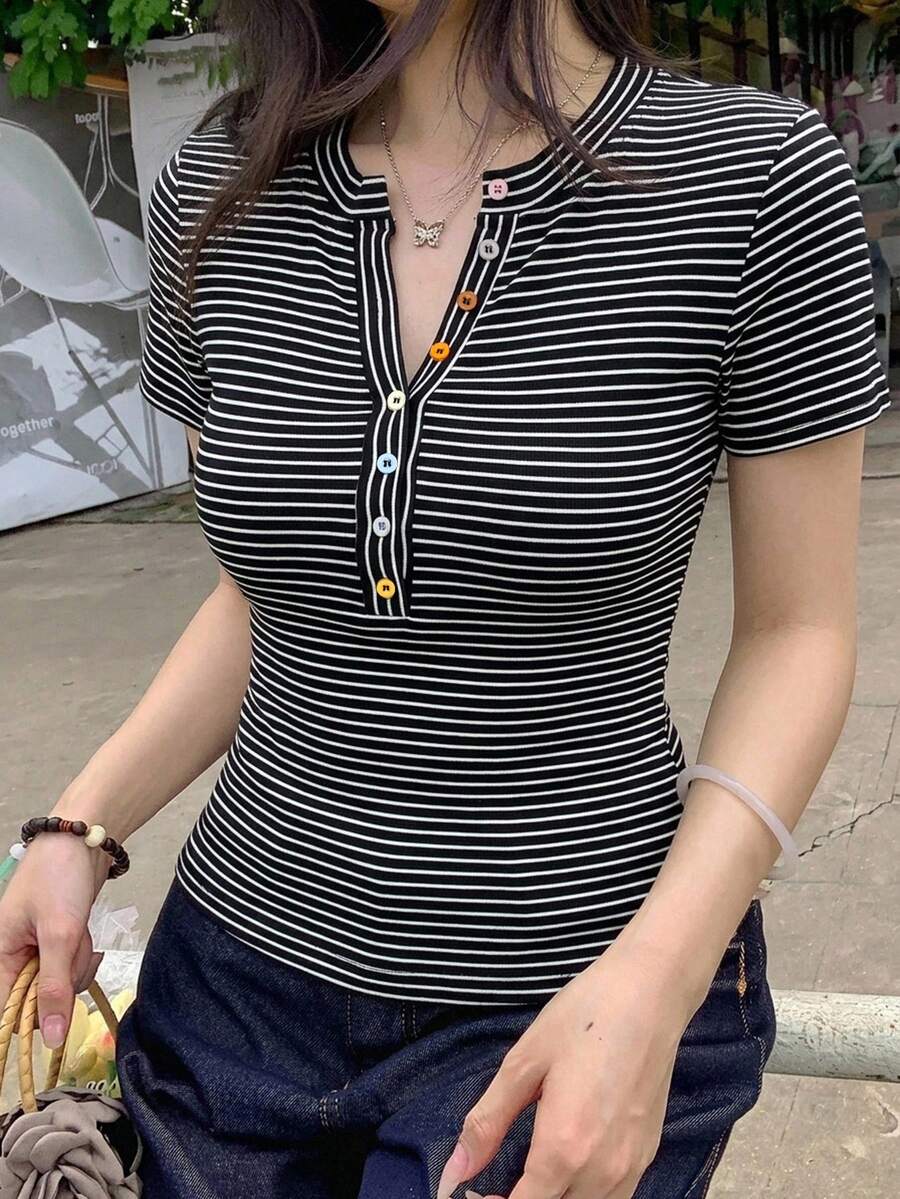 DAZY 夏季V領黑白條紋修身顯瘦甜美約會休閒通勤街頭女款短袖T恤 - 黑與白 - 查看 1