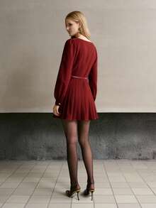 MOTF PREMIUM Vestido corto de diseño elegante con mangas largas plisadas y cuello de barco - Burdeos - Ver 3