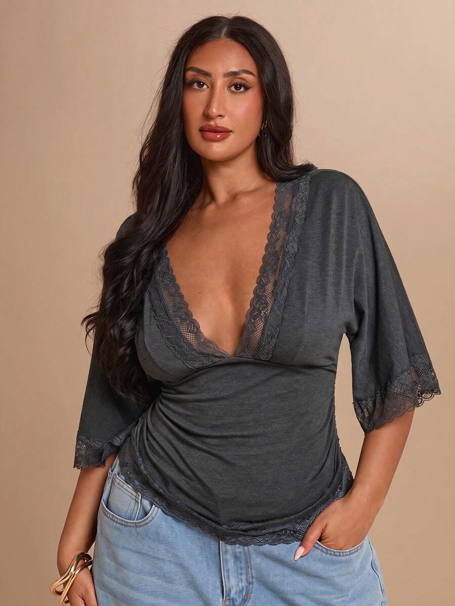 SHEIN BAE CURVE 大尺碼女款蕾絲拼接深V領休閒百搭日常穿搭上衣 - 灰色 - 查看 1