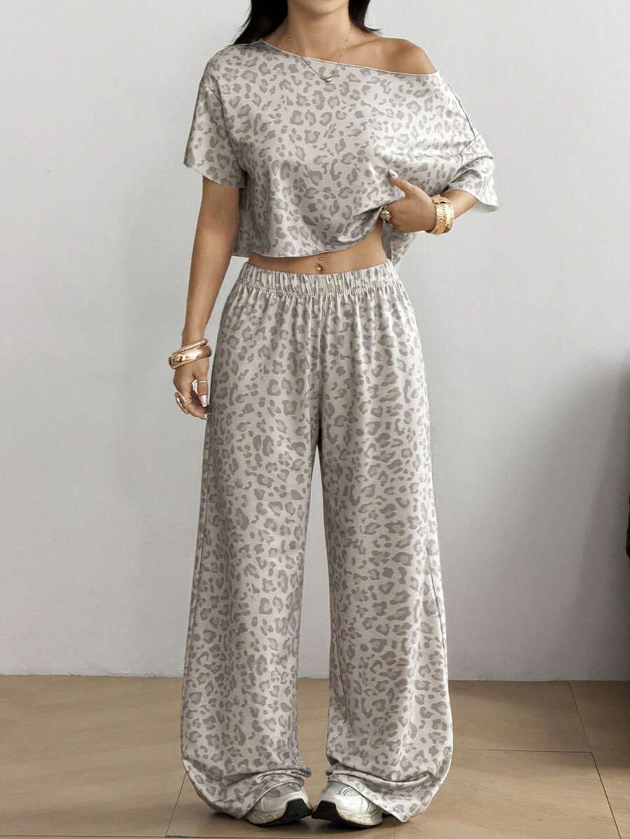 SHEIN EZwear 女款豹紋不對稱露肩上衣與休閒街頭風運動長褲套裝 居家運動灰色豹紋夏季女裝套裝 - 彩色 - 查看 1