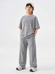 SHEIN 兒童青少年男童休閒學院風大字母壓紋圓領短袖T恤長褲2件套，適合通勤、上學、日常休閒出遊、運動，春夏季適用 - 灰色 - 查看 9
