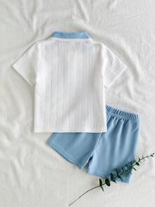 SHEIN Vintaside Kids 男嬰夏季翻領短袖簡約休閒上衣搭配百搭時尚白色短褲套裝，適合外出、日常休閒穿著、公園散步、旅行與度假 - 淺藍色 - 查看 2