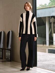 MOTF PREMIUM SWEATER GARIS-GARIS WARNA KONTRAST DENGAN LEHER TINGGI DAN BAHU JATUH - Hitam dan Putih - View 4