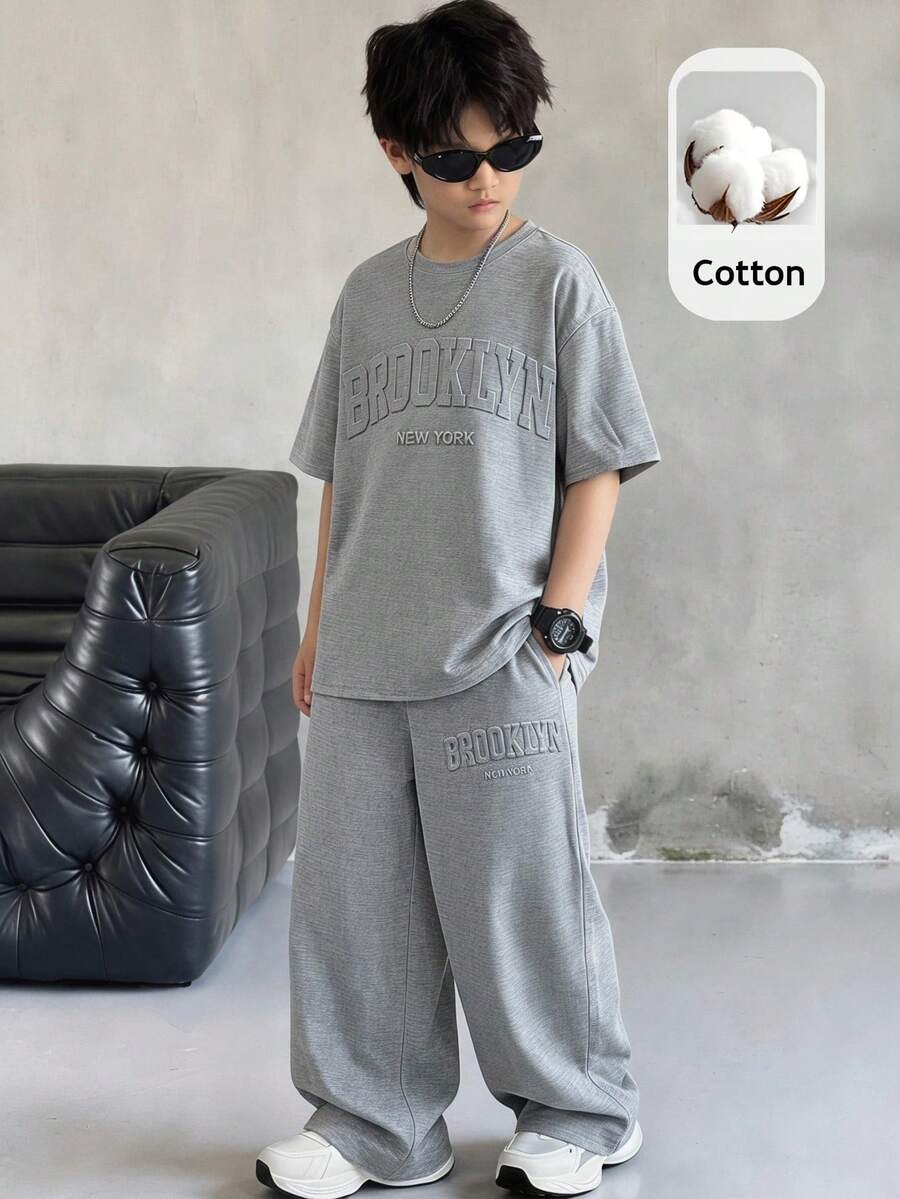 SHEIN 兒童青少年男童休閒學院風大字母壓紋圓領短袖T恤長褲2件套，適合通勤、上學、日常休閒出遊、運動，春夏季適用