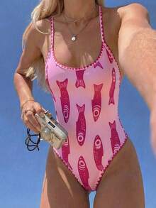 SHEIN Swim 夏季新款欧美风性感高衩连体泳衣，红色吉祥鱼印花撞色设计，细肩带，荷叶边下摆，带胸垫，修身剪裁，适合海滩、派对、生日等场合。 - 粉色 - 查看 3