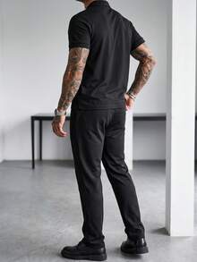 Manfinity CasualCool 男士字母印花丹寧短袖 Polo 衫與抽繩腰長褲休閒套裝 - 黑色 - 查看 2