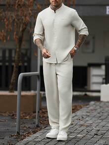Manfinity CasualCool 男士純色亞麻質感半襟鈕扣休閒熱帶度假長袖襯衫與長褲套裝 - 杏色 - 查看 4