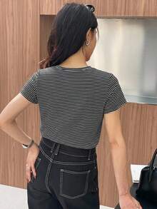 DAZY 夏季黑白條紋拼接刺繡愛心圖案休閒街頭可愛短袖女款T恤 - 黑與白 - 查看 7