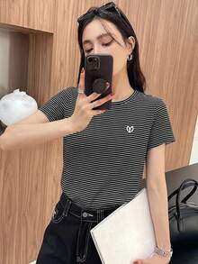 DAZY 夏季黑白條紋拼接刺繡愛心圖案休閒街頭可愛短袖女款T恤 - 黑與白 - 查看 2