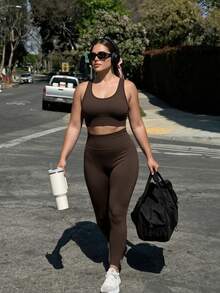 SHEIN Sports Setelan Olahraga Kasual Sehari-hari untuk Wanita Ukuran Plus: Atasan Pendek Polos dan Legging Pinggang Tinggi - Coklat - View 4