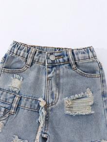 Denimly 青少女拼接刺繡破洞牛仔直筒褲，休閒時尚舒適校園穿搭推薦！淺洗藍舒適面料，膝蓋與腿部多處不對稱破洞設計，破洞處巧妙裝飾拼接刺繡工藝，展現個性與創意，高腰彈性腰頭，穿脫方便，直筒褲型修飾身形比例 - 淺色水洗藍 - 查看 5