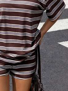 SHEIN 2件套运动学院风条纹印花少女休闲宽松圆领短袖T恤和短裤套装，适合春夏穿着 - 彩色 - 查看 7