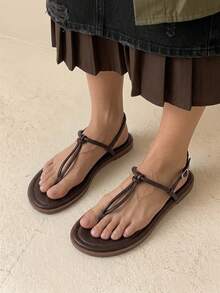 HighSole Sandalias planas para mujer con tira en el dedo, cómodas para primavera/verano, uso exterior/interior, moda minimalista, adecuadas para vacaciones, desplazamientos diarios, zapatos de verano de estilo retro elegante - Café - Ver 8