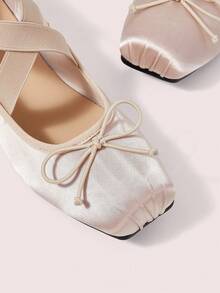 CUCCOO DOLLMOD حذاء باليه مسطح أنيق للنساء من الساتان مع حزام مطاطي متقاطع وفيونكة وأصبع قدم مربع باللون الوردي - وردي فاتح - مشاهدة 3