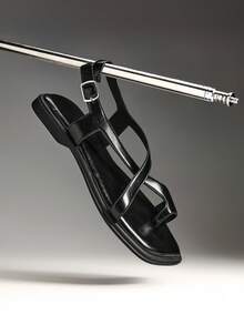 Solezae #英伦时尚 女士后系带交叉绑带趾环高级人造革黑色平底凉鞋 – 精致、简约、舒适 - 黑色 - 查看 8