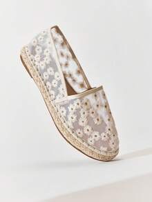 VACAZURE Women's Elegant Floral Embroidery Round Toe Flat Espadrilles - Beige - View 6