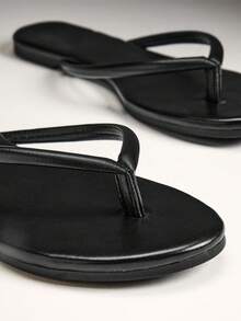 Solezae Women's Round Toe T Strap Thong Poolside Flip Flop Sandals Summer Shoes - Black - View 8