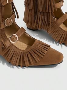 Daringsoles Sepatu Bot Pendek Wanita Ujung Persegi dengan Resleting Samping, Gesper Logam, Desain Berumbai, dan Hak Tebal. - Coklat - View 4