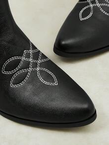 Styleloop 女款復古刺繡西部牛仔靴，尖頭粗跟套腳中筒靴，美式復古波希米亞風，適合音樂節、Coachella、派對、度假，大尺碼黑色麂皮玫瑰刺繡尖頭套腳粗方跟 V 領高筒西部牛仔靴，適合日常派對穿著 - 黑色 - 查看 5