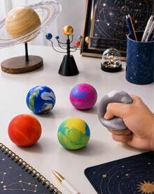 Hape 1個黑色灰色月亮星球壓力球，6cm/2.36in 大理石紋 PVA 填充擠壓球，光滑 TPR 外層，柔軟掌心抓握手部擠壓配件，適用於辦公桌、辦公室、居家、旅行 - 彩色 - 查看 1