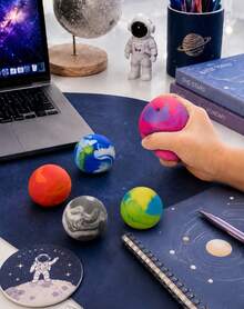 Hape 1個可攜式粉紫色星球壓力球，6cm/2.36in 彩色旋渦PVA填充擠壓球，光滑TPR外層，柔軟掌心握感手捏配件，適用辦公桌、辦公室、居家、旅行 - 彩色 - 查看 3