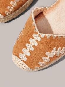 Styleloop Zapatos de plataforma con tacón de cuerda de cáñamo y cordones traseros, de ante con bordado retro color camello para mujer - Camel - Ver 6