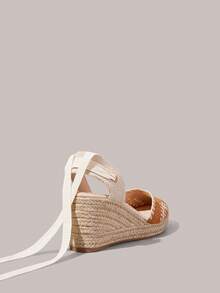 Styleloop Zapatos de plataforma con tacón de cuerda de cáñamo y cordones traseros, de ante con bordado retro color camello para mujer - Camel - Ver 8